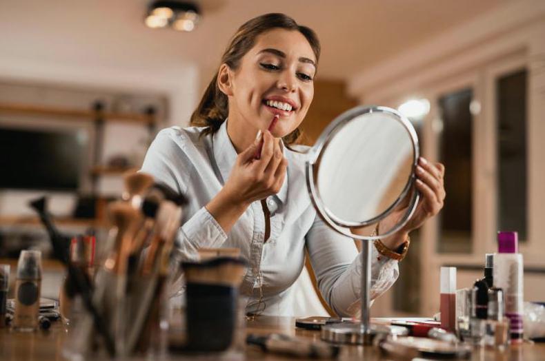 Odkryj zalety Mac Cosmetics Lipliner Oak – dlaczego warto go mieć w swojej kosmetyczce?