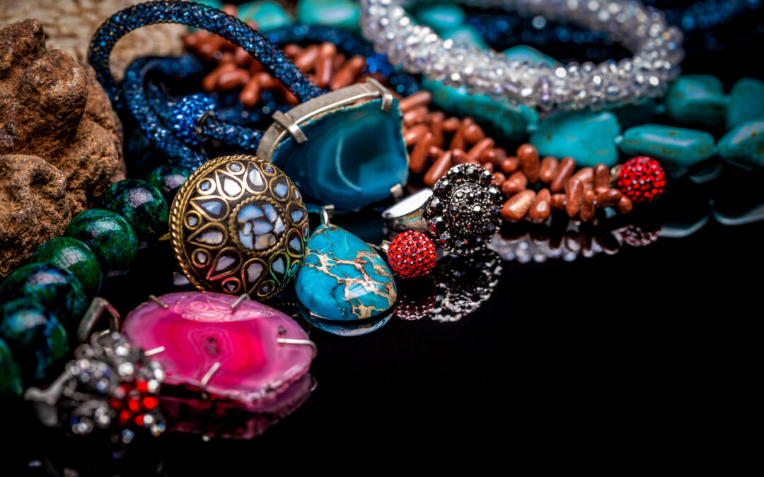 Sztuka dobierania biżuterii – jak podkreślić urok swojej sukienki?