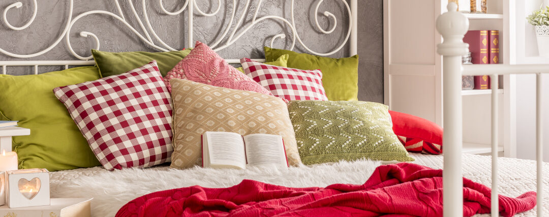 Jak za pomocą poduszek dekoracyjnych stworzyć wnętrze w stylu retro?