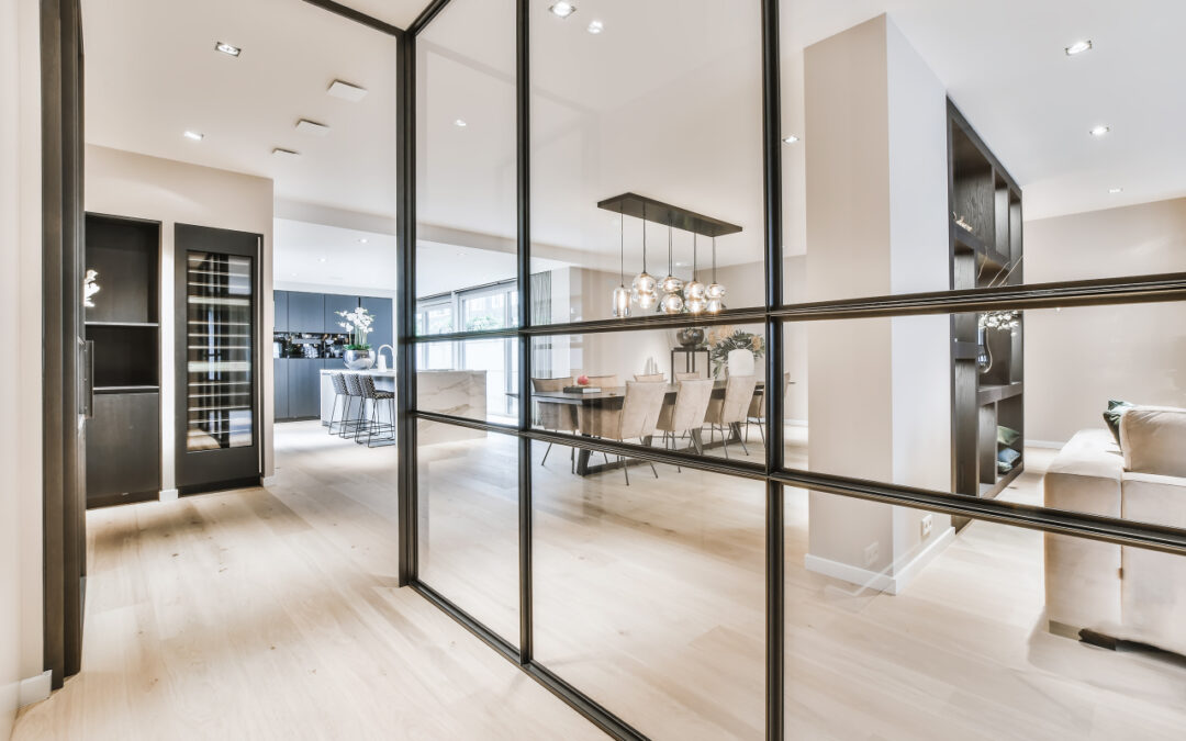 Szklane ściany i przegrody – dlaczego warto postawić na szkło w aranżacji wnętrz?