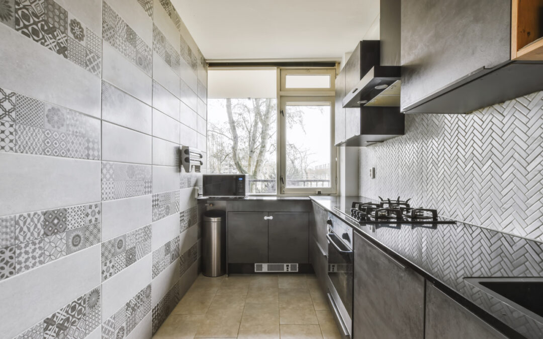 Jak odnowić kuchnię i łazienkę za pomocą dekoracji i mozaik? Praktyczne porady i inspiracje