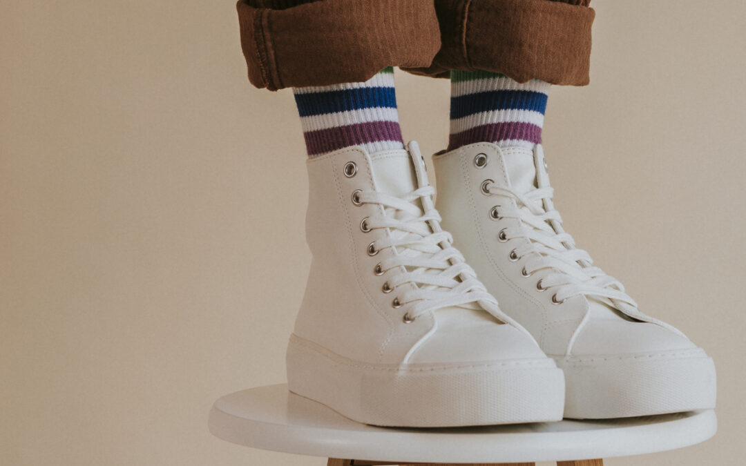 Moda z lat 90. powraca – jak białe skarpetki stały się symbolem retro trendów