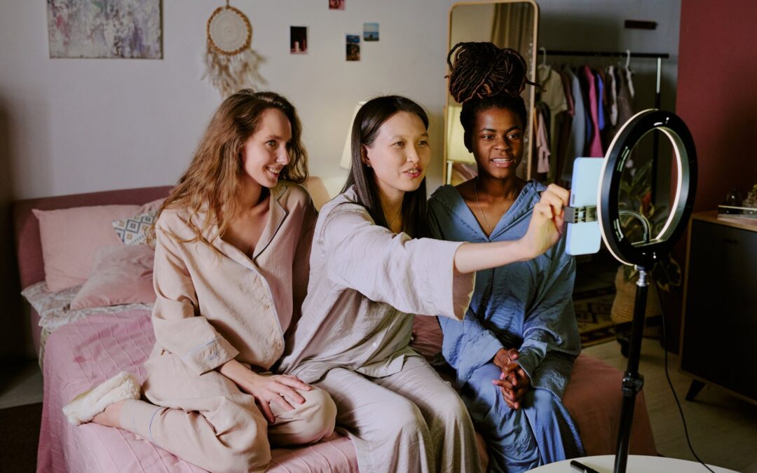 Satyna czy jedwab? Różnice w komforcie i pielęgnacji koszul nocnych