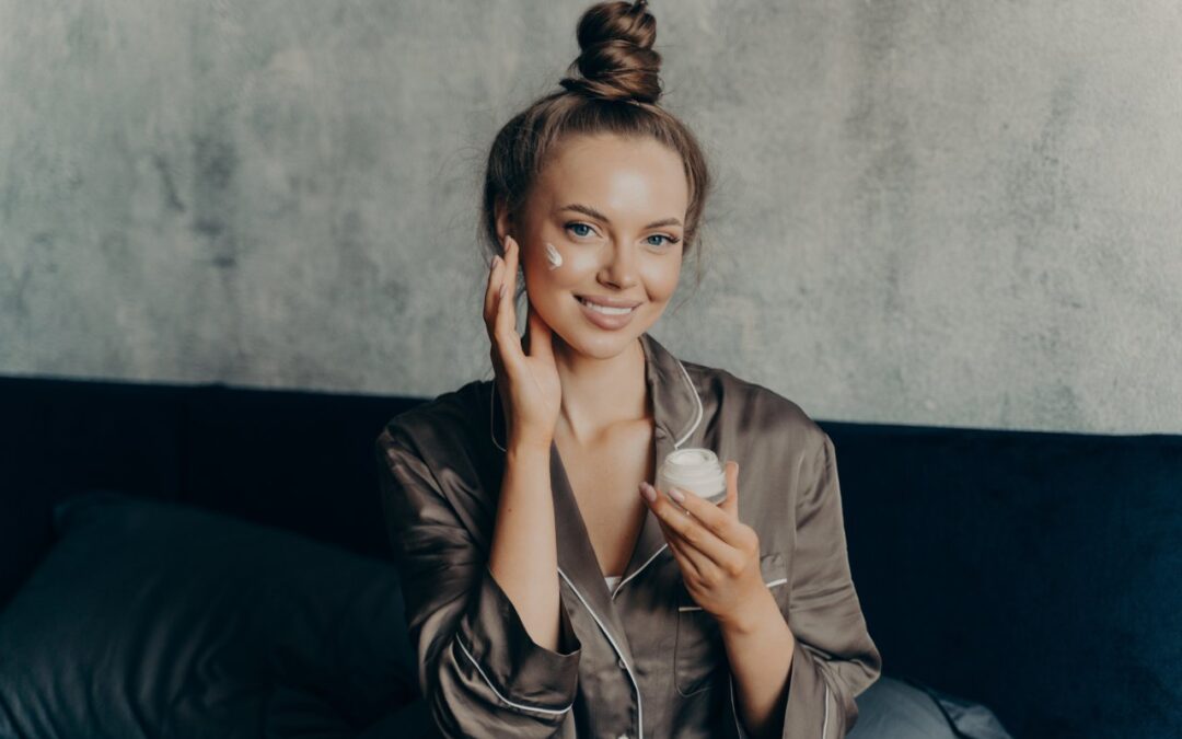 Kiedy zacząć pielęgnację przeciwzmarszczkową i dlaczego nie warto czekać na pierwsze głębokie linie?