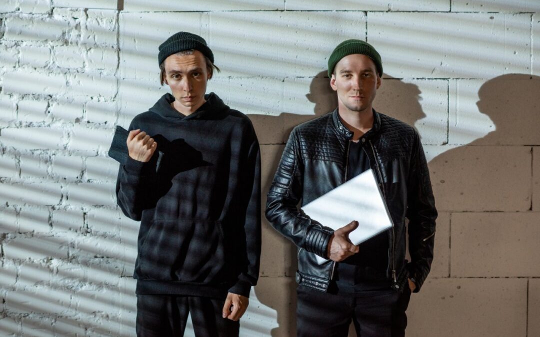 Mroczny streetwear. Jakie ubrania tworzą jego charakter?