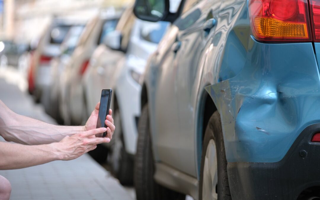 Szkoda parkingowa z własnej winy. Czy można skorzystać z AC?